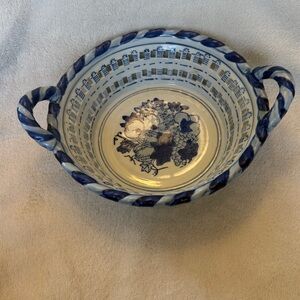 Vtg Blue White Harvest Basket Fruit Pattern Reticulated Bowl Twisted Handles 8"